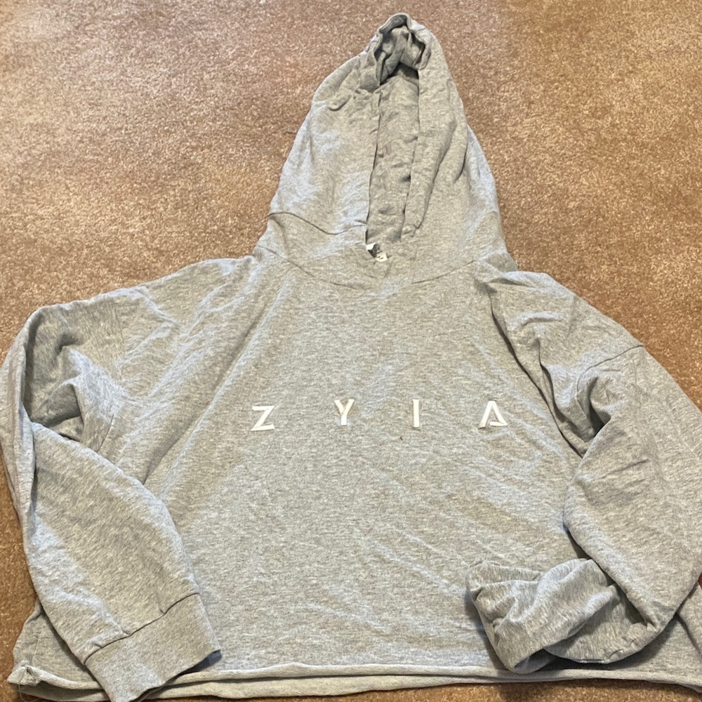 ZYIA. Women’s sweatshirt.